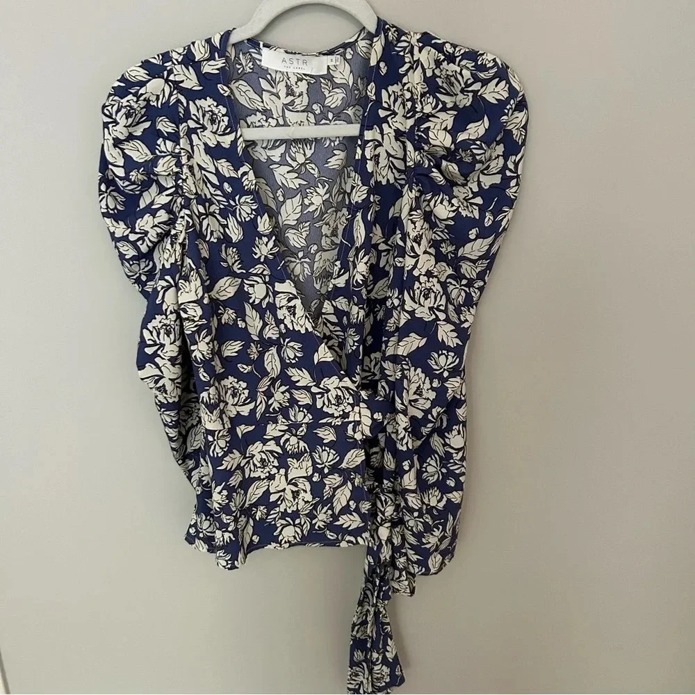 ASTR the Label Periwinkle Floral Puff Sleeve Wrap Blouse Size Medium